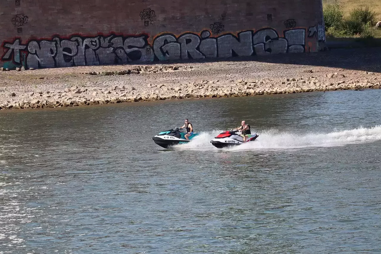 Révolutionner les sports nautiques : libérer la puissance futuriste du jet ski inspiré de la moto avec Searider