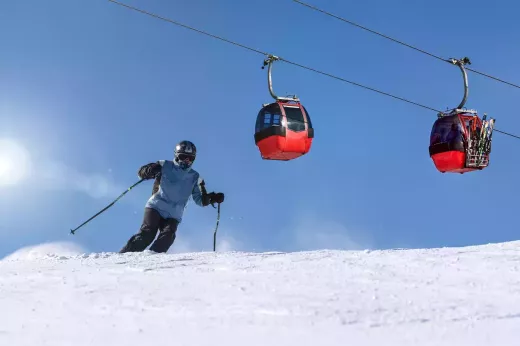 Les sensations fortes et les bienfaits du ski et du snowboard pour la santé : découvrez l'entraînement hivernal parfait